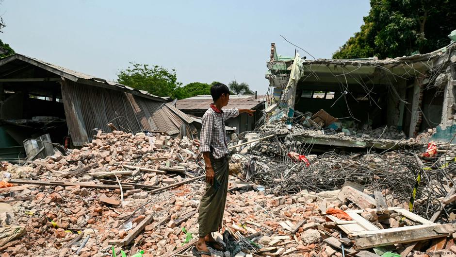 ataque de junta militar deja 22 muertos en escuela – DW – 12/05/2025