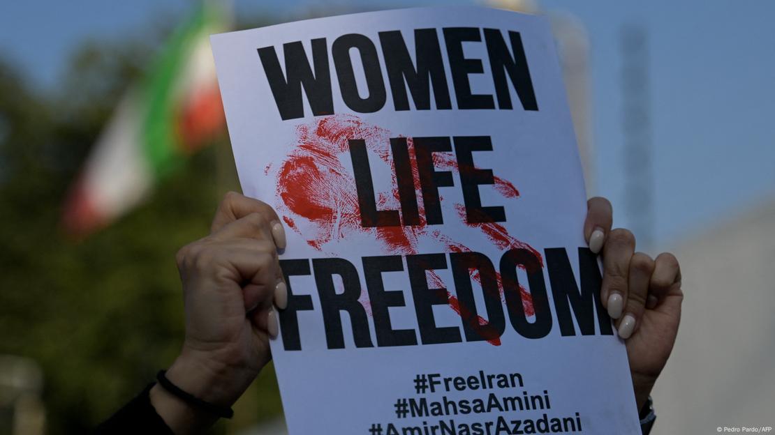 "Mujer, vida y libertad": protesta contra pena de muerte en Irán.