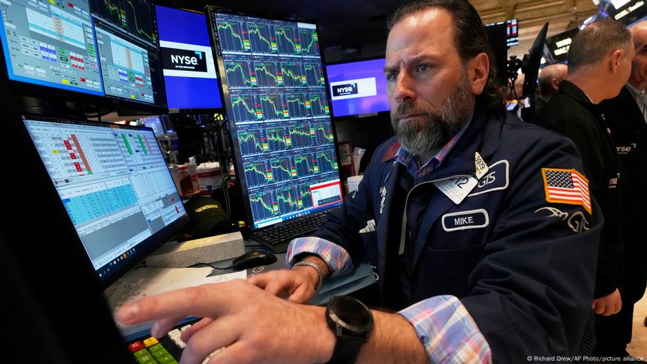 Wall Street se desploma casi un 6% por la guerra comercial – DW – 04/04/2025