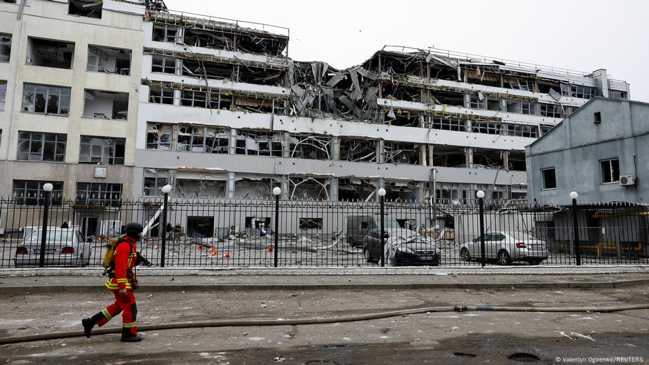 Multiple cities in Ukraine hit by overnight drone attacks – DW – 04/06/2025