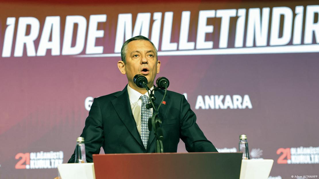 اُزگور اُزل، رئیس حزب جمهوری‌خواه خلق در کنگره فوق‌العاده حزب، یکشنبه ۶ آوریل ۲۰۲۵