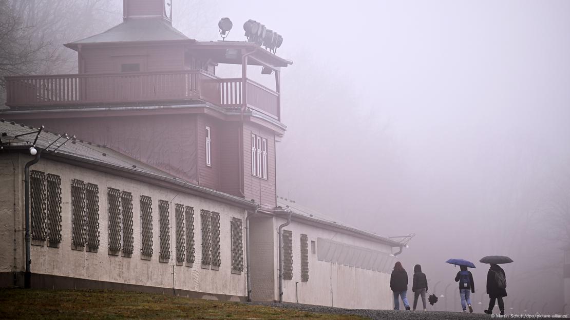 Fasada dhe kulla në hyrje të kampit të përqendrimit Buchenwald. Disa njerëz duke shkuar si vizitorë në muzeun Buchenwald