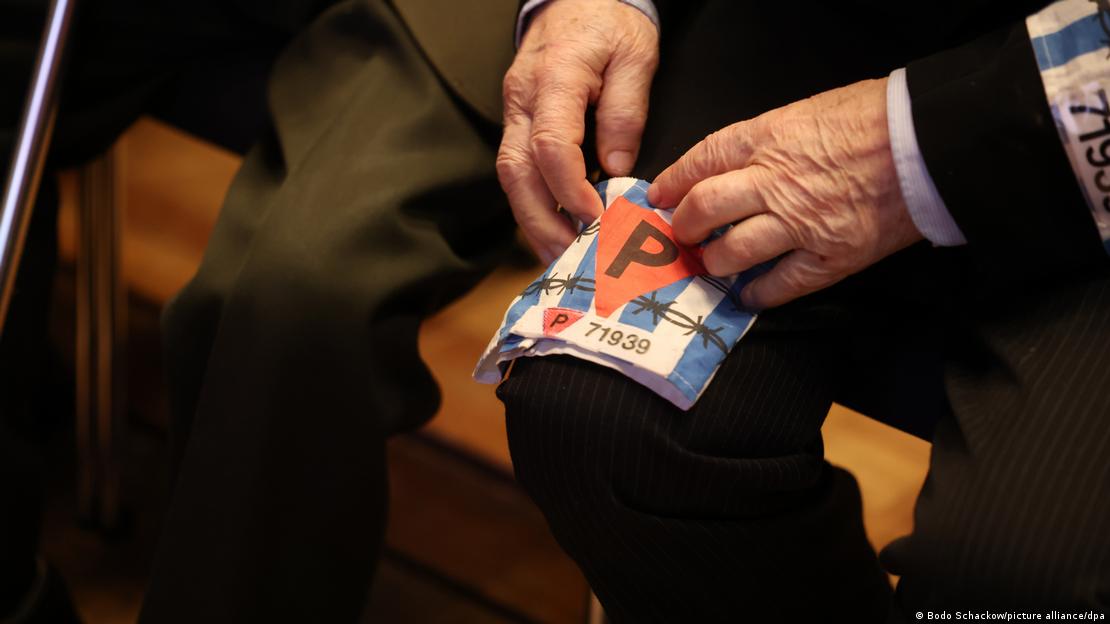 Alojzy Maciak, sobreviviente de Buchenwald y su brazalete de prisionero (06.04.2025)