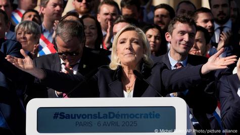 Francë Paris 2025 | Marine Le Pen flet në një tubim të Rassemblement National