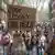 Pessoas marcham pelo centro de Palma, na ilha de Maiorca, em protesto contra o mercado imobiliário local.
