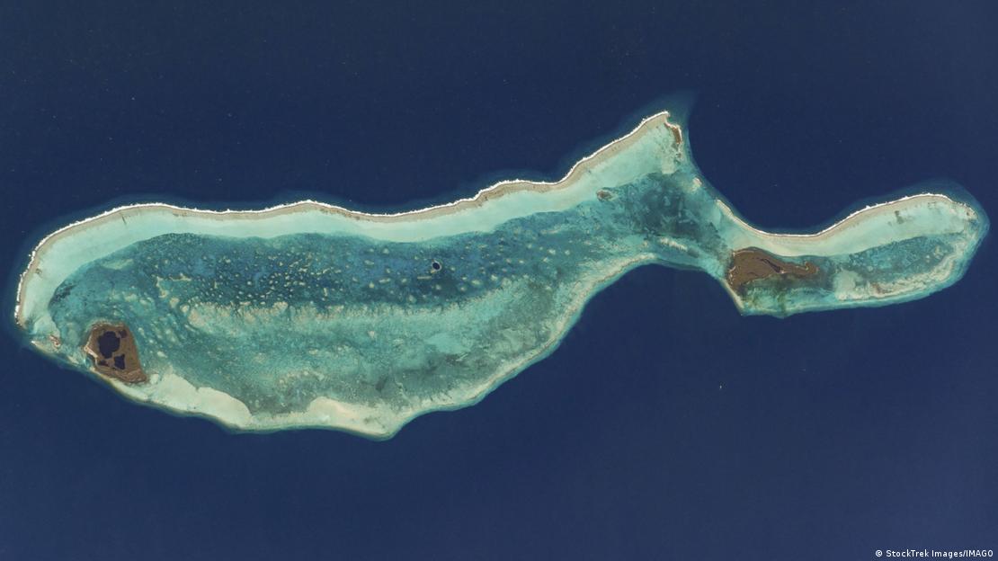 El atolón del arrecife Lighthouse, situado a 80 kilómetros de la costa de Belice, alberga en sus aguas turquesas el misterioso Gran Agujero Azul que ha revelado un inquietante aumento de ciclones tropicales en la región. El atolón del arrecife Lighthouse, situado a 80 kilómetros de la costa de Belice, alberga en sus aguas turquesas el misterioso Gran Agujero Azul que ha revelado un inquietante aumento de ciclones tropicales en la región.