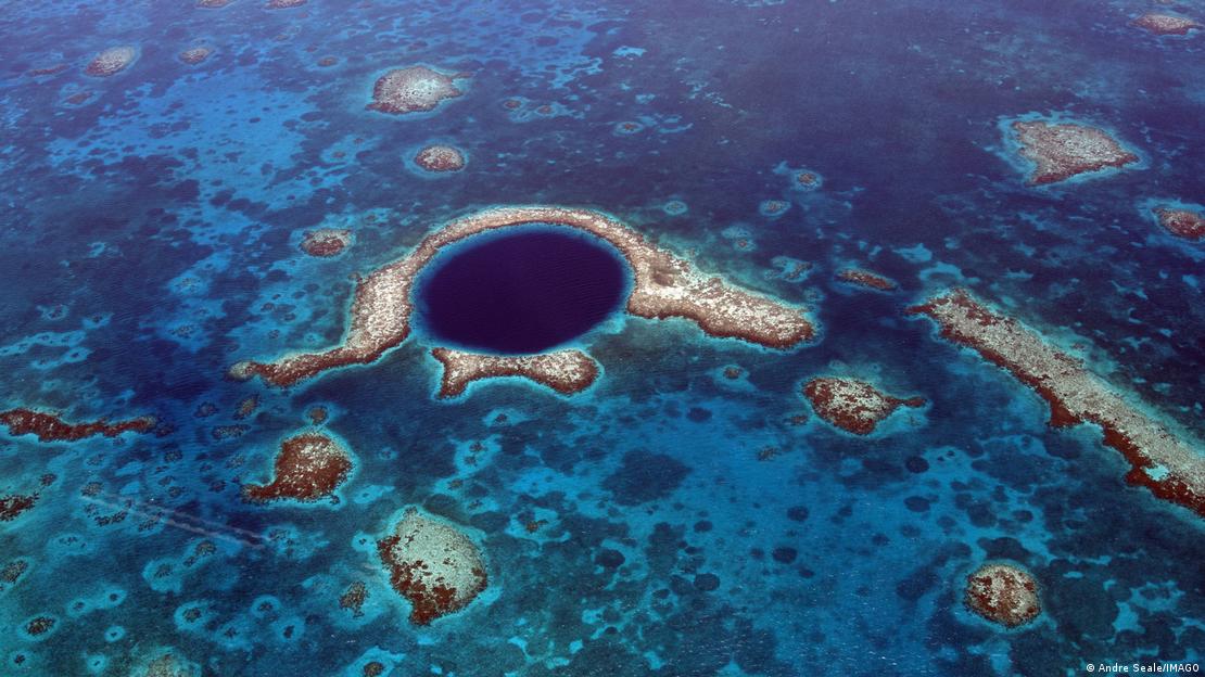 El Gran Agujero Azul, con sus 125 metros de profundidad y 300 metros de diámetro, conservó un registro climático inalterado gracias a sus aguas sin oxígeno. El Gran Agujero Azul, con sus 125 metros de profundidad y 300 metros de diámetro, conservó un registro climático inalterado gracias a sus aguas sin oxígeno.
