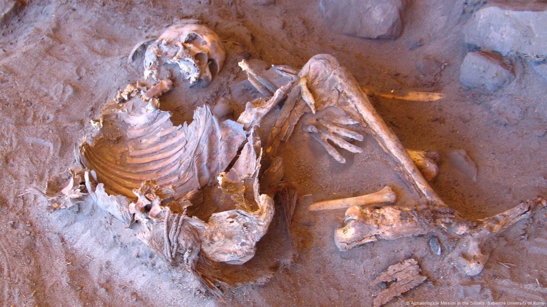 Momia natural de 7.000 años de antigüedad hallada en el abrigo rocoso de Takarkori, en el sur de Libia.