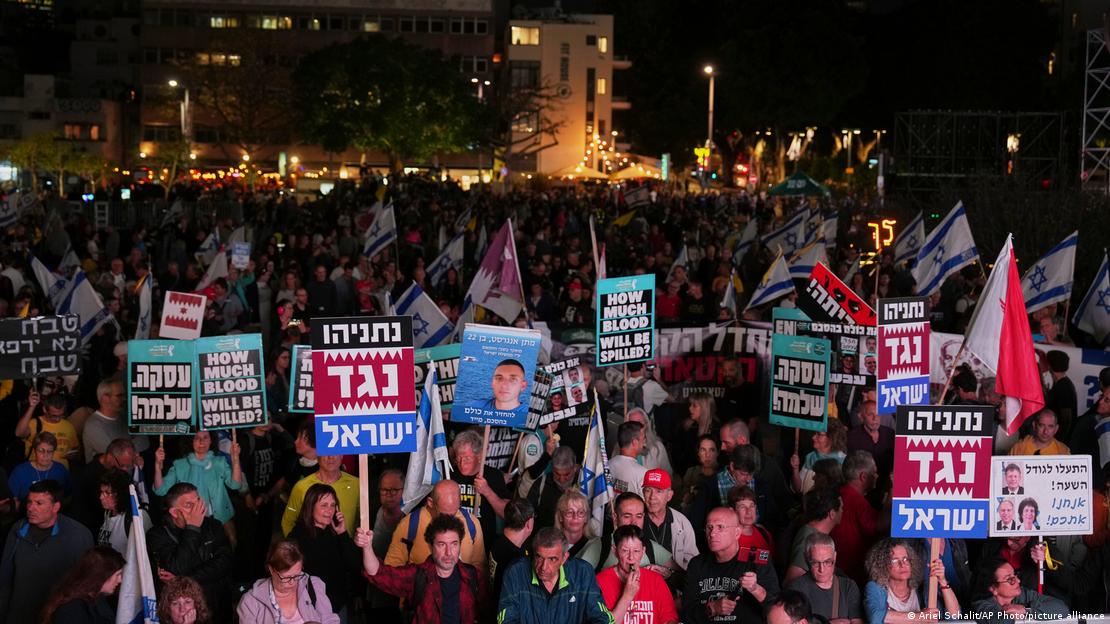 رونان بار کی برطرفی کے خلاف حکومت مخالف عوامی مظاہروں میں سے ایک کے شرکاء کی تصویر