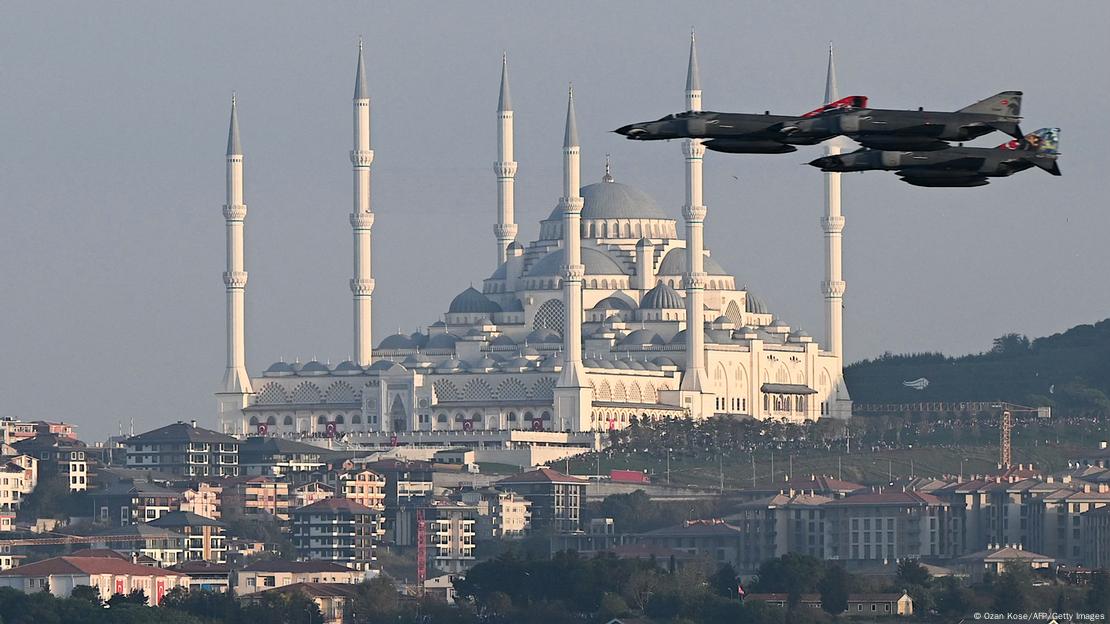 ترک فضائیہ کے لڑاکا طیارے باسفورس کے اوپر فوجی پریڈ کر رہے ہیں جبکہ پس منظر میں چاملیجا مسجد نمایاں نظر آ رہی ہے ترک فضائیہ کے لڑاکا طیارے باسفورس کے اوپر فوجی پریڈ کر رہے ہیں جبکہ پس منظر میں چاملیجا مسجد نمایاں نظر آ رہی ہے