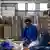 Une personne travaille dans une usine de production de vêtements