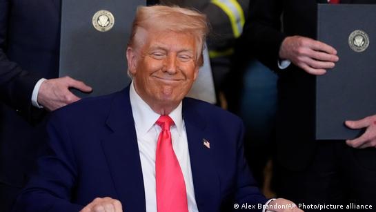 US court allows Trump to retain control of National Guard