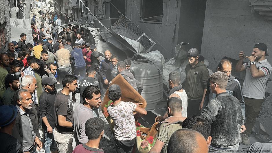 عشرات الضحايا بغارة في غزة وإسرائيل تقول إنها "استهدفت إرهابيا"
