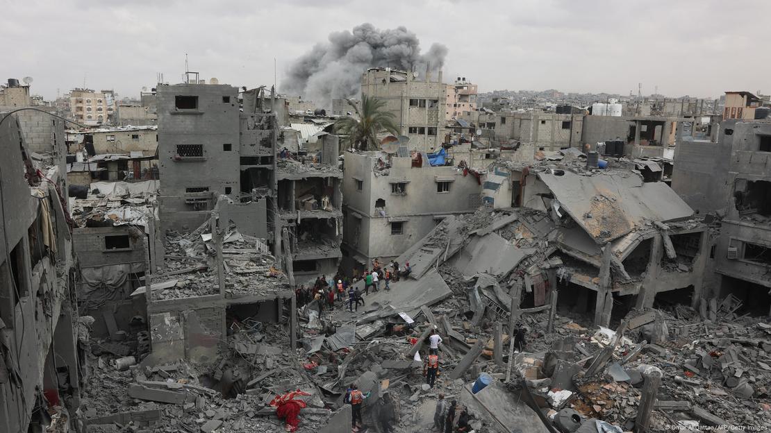 Daños a edificios residenciales en la Franja de Gaza, causados por un bombardeo aéreo del ejército de Israel, el pasado mes de abril.