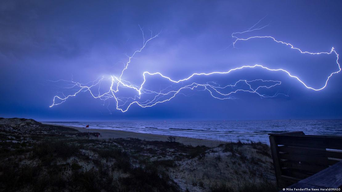 Rayos dramáticos en el cielo nocturno sobre el Golfo de México, visto de Ciudad de Panamá.