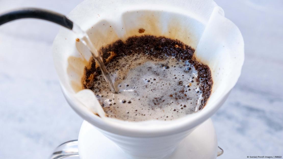Imagem de um café sendo filtrado com água quente Imagem de um café sendo filtrado com água quente