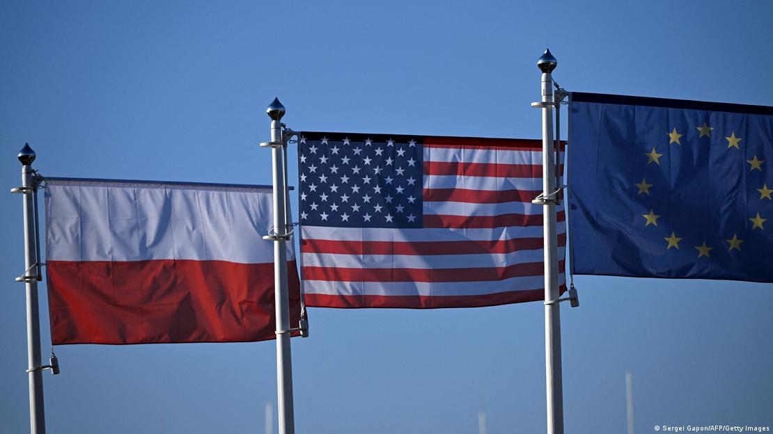 Bandeiras da Polônia, EUA e União Europeia