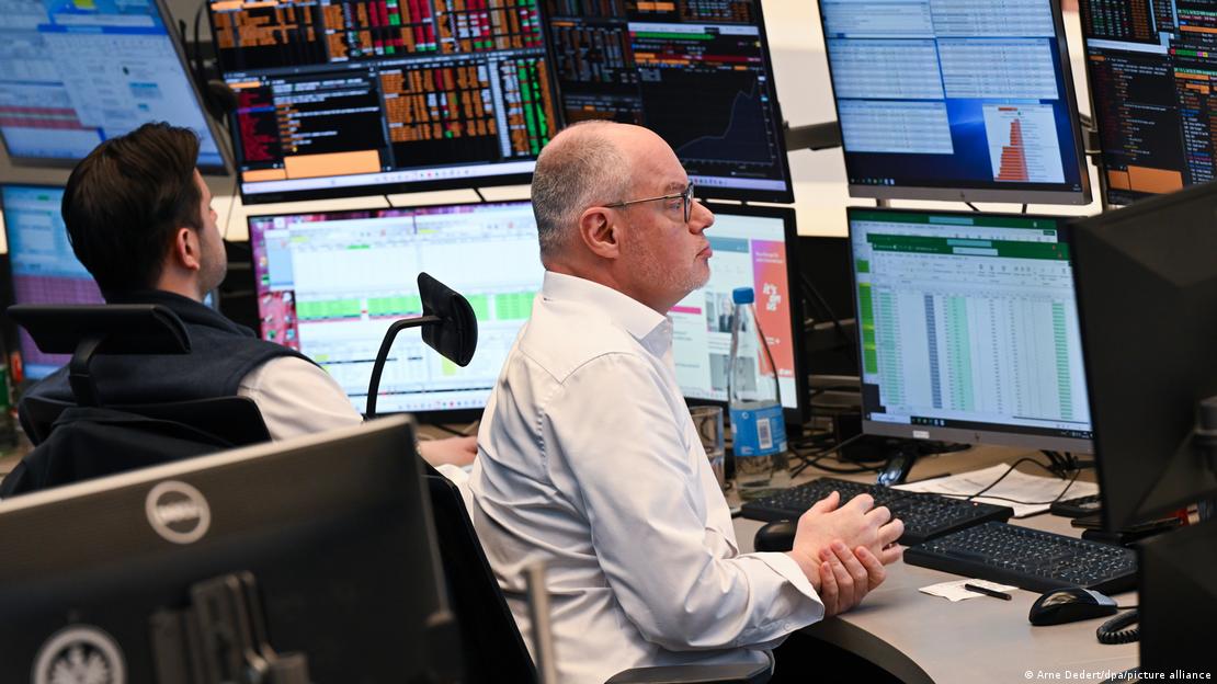 Börsenhändler auf dem Parkett der Frankfurter Wertpapierbörse (09.04.2025)