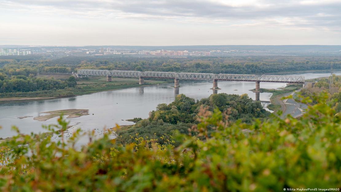 Imagen de Ufá, con un puente sobre el río Belaya, en al región de Baskortostán, Rusia. Imagen de Ufá, con un puente sobre el río Belaya, en al región de Baskortostán, Rusia.