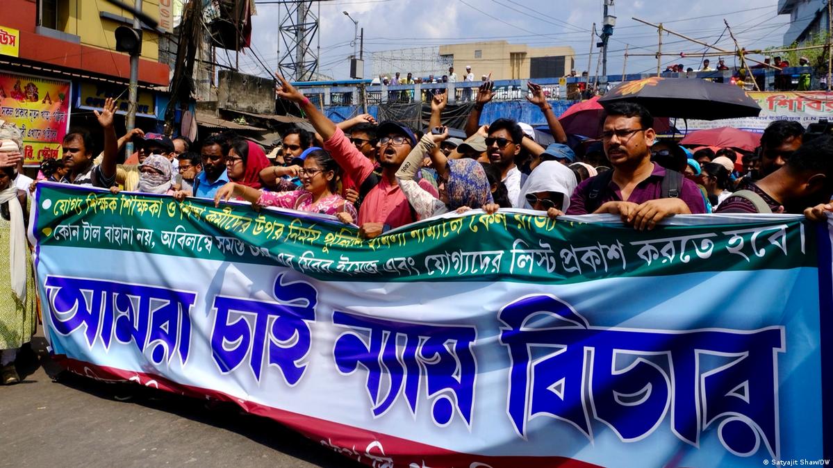 Ish stoli uchun yalangoch Nastya Kamenskikh Er va xotin rus transvestitini taklif qilishdi.