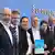 Deutschland Berlin 2025 | Experten präsentieren die Gemeinschaftsdiagnose. Die sechs Wirtschaftsforscher stehen nebeneinander vor der blauen Wand der Bundespressekonferenz in Berlin. Torsten Schmidt hält das Gutachten sichtbar in der Hand.