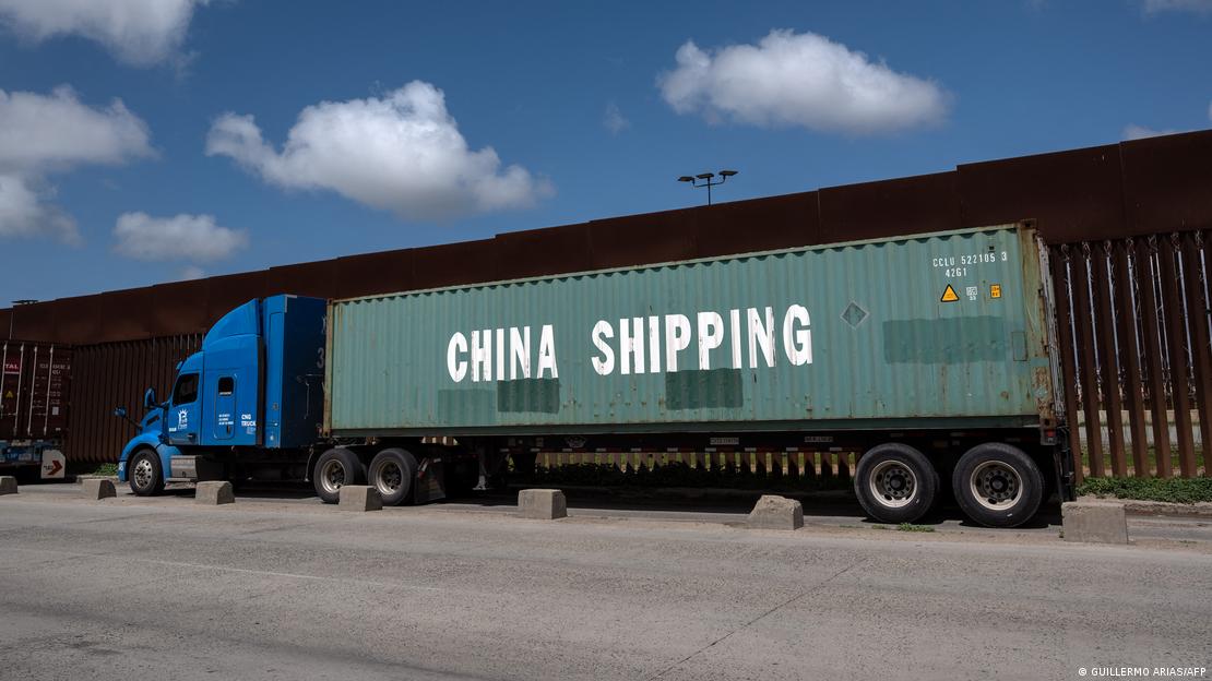 Un camión contenedor de China en Tijuana, México.