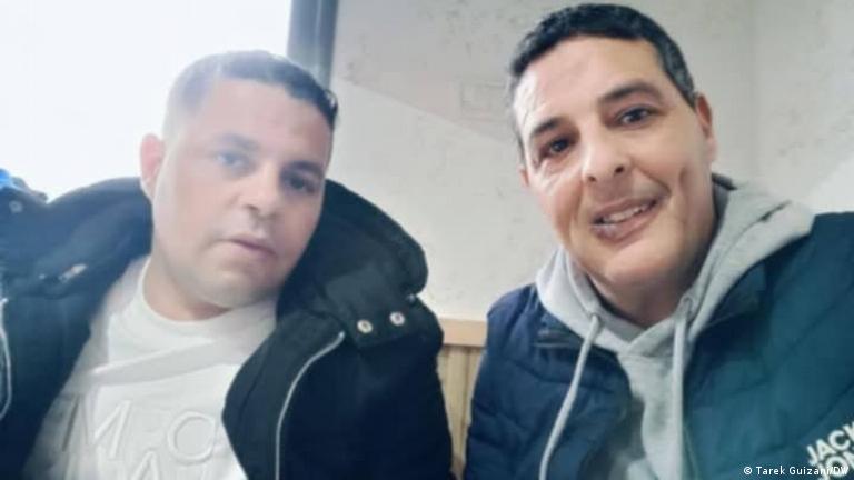 كان وسام ( يسار الصورة) الذي يبلغ من العمر اليوم 37 عاما، قد هاجر لأول مرة في عام 2009 أي قبل أكثر من عام من اندلاع الاحتجاجات الشعبية التي أطاحت بحكم الرئيس الراحل زين العابدين بن علي في بداية 2011.