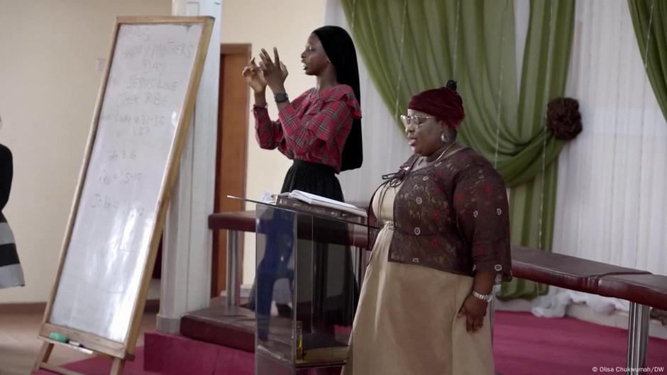 Nigerian church makes deaf people feel welcome – DW – 04/13/2025