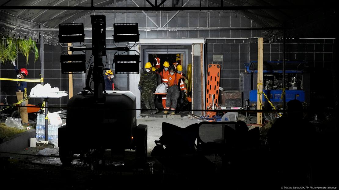 Los escombros de la discoteca Jet Set siguen arrojando cadáveres. La última cifra oficial elevó a 221 el número de fallecidos en el derrumbe.