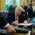 USA Washington 2025 | Umringt von Mitarbeitern unterzeichnet Donald Trump im Oval Office ein Dekret (09.04.2025)