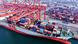 Navio sendo carregado em porto chinês Navio sendo carregado em porto chinês