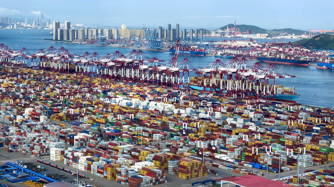 Milhares de containers coloridos em porto chinês Milhares de containers coloridos em porto chinês