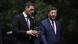 Presidente chinês, Xi Jinping, e primeiro ministro espanhol, Pedro Sánchez, conversam em local aberto, com árvores ao fundo 
