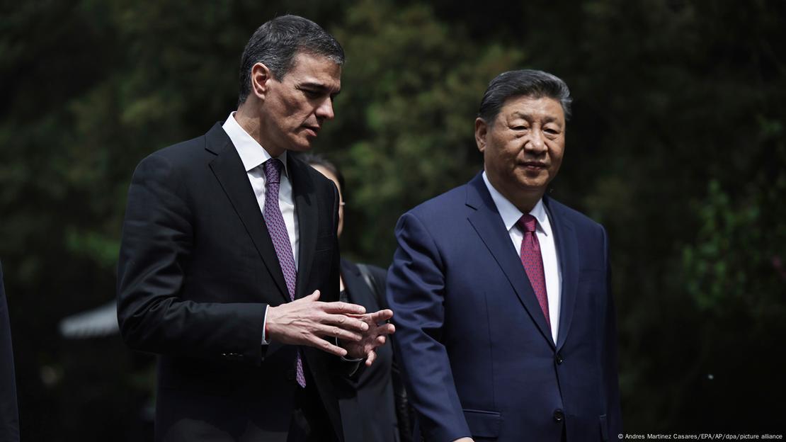 Presidente chinês, Xi Jinping, e primeiro ministro espanhol, Pedro Sánchez, conversam em local aberto, com árvores ao fundo Presidente chinês, Xi Jinping, e primeiro ministro espanhol, Pedro Sánchez, conversam em local aberto, com árvores ao fundo