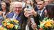 Almanya Cumhurbaşkanı Steinmeier, Köln'de vatandaşlığa geçen göçmenlerle fotoğraf çektirirken. Almanya Cumhurbaşkanı Steinmeier, Köln'de vatandaşlığa geçen göçmenlerle fotoğraf çektirirken.