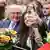 Almanya Cumhurbaşkanı Steinmeier, Köln'de vatandaşlığa geçen göçmenlerle fotoğraf çektirirken.