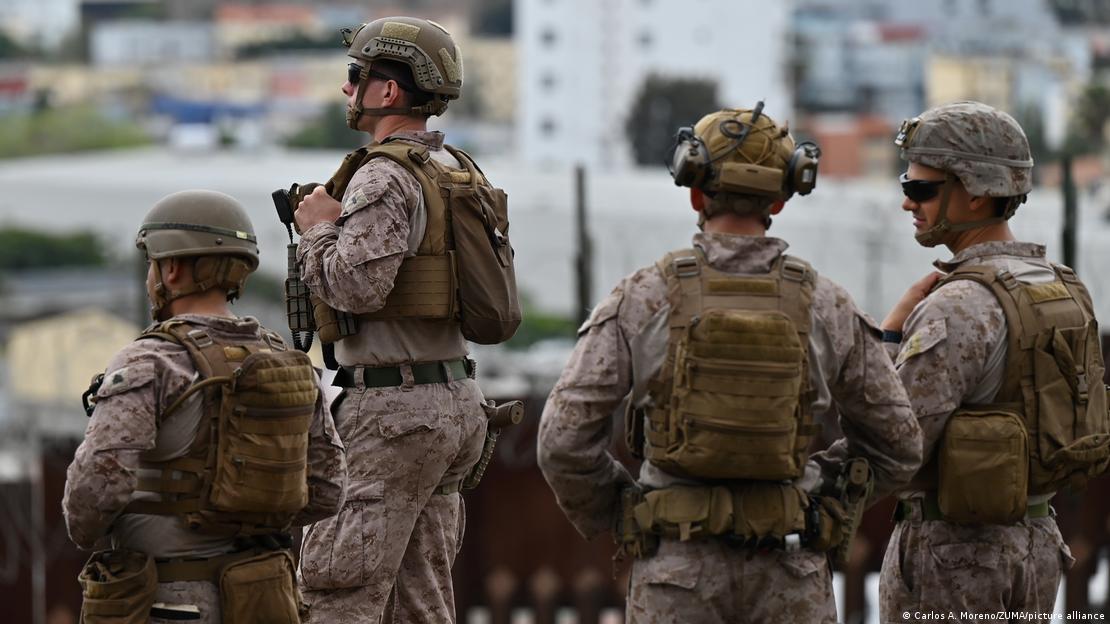 Tropas del Cuerpo de Infantes de Marina de Estados Unidos patrullan la zona fronteriza entre Estados Unidos y México