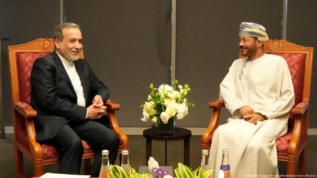 Oman Muscat 2025 | Der Außenminister des Irans, Abbas Araghtschi (links), mit seinem omanischen Kollegen Badr al-Busaidi, dazwischen ein mit Blumen geschmückter Beistelltisch Oman Muscat 2025 | Der Außenminister des Irans, Abbas Araghtschi (links), mit seinem omanischen Kollegen Badr al-Busaidi, dazwischen ein mit Blumen geschmückter Beistelltisch