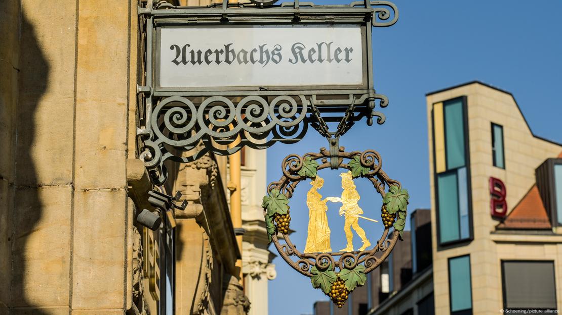 Pamje e tabelës në hyrjen e Auerbachs Keller në Lajpcig Pamje e tabelës në hyrjen e Auerbachs Keller në Lajpcig