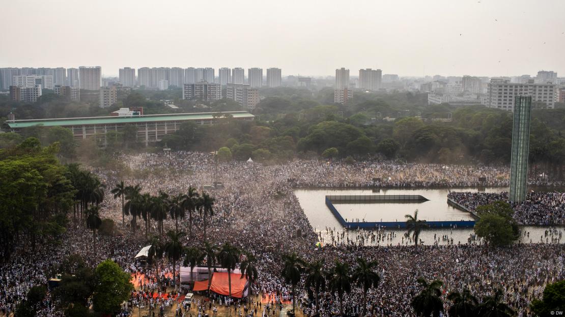 Milhares se reúnem em praça de Bangladesh