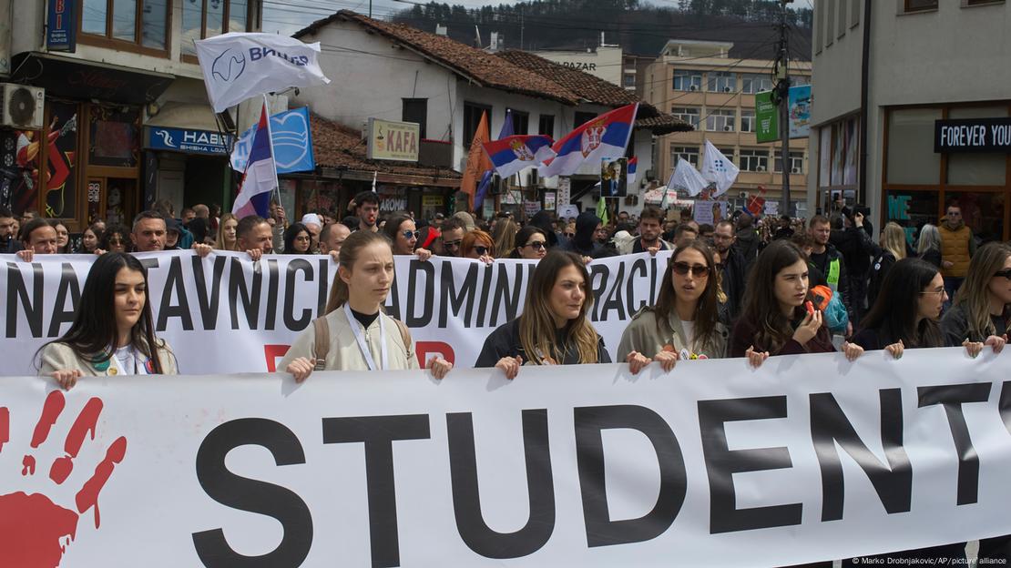 Studentët në Serbi duke marshuar me pllakate Studentët në Serbi duke marshuar me pllakate