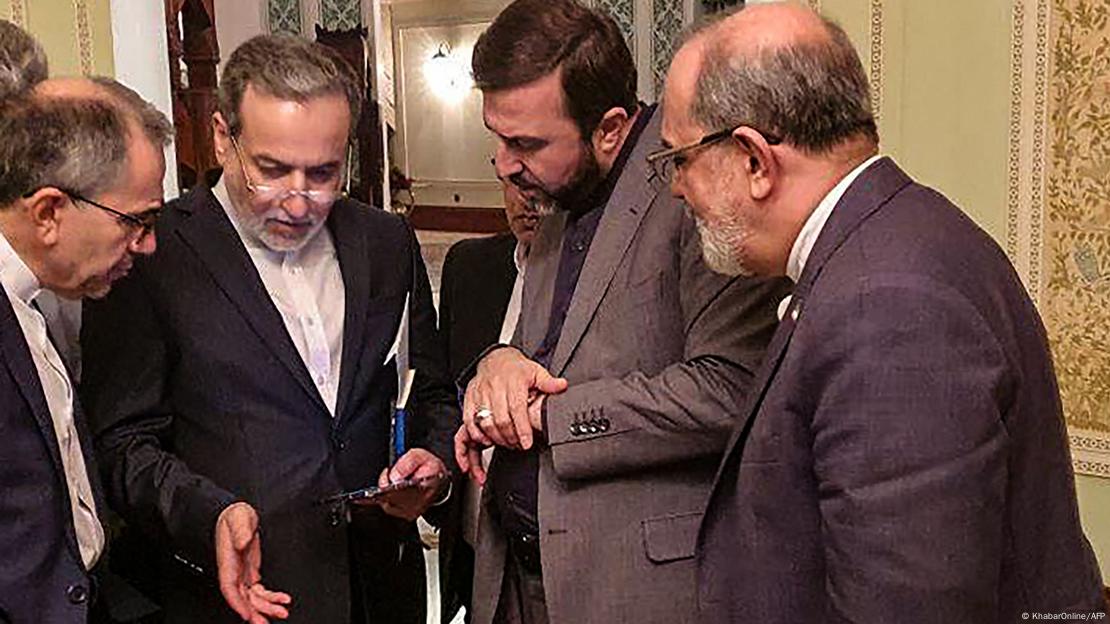 El ministro de Exteriores de Irán, Abbas Araghchi (2.º por la izq.), habla con miembros de la delegación iraní tras una reunión en Mascate. El ministro de Exteriores de Irán, Abbas Araghchi (2.º por la izq.), habla con miembros de la delegación iraní tras una reunión en Mascate.