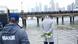El alcalde de Nueva York Erica Adams acompañó a un familiar de las víctimas a rendir un pequeño homenaje frente al río Hudson. El alcalde de Nueva York Erica Adams acompañó a un familiar de las víctimas a rendir un pequeño homenaje frente al río Hudson.