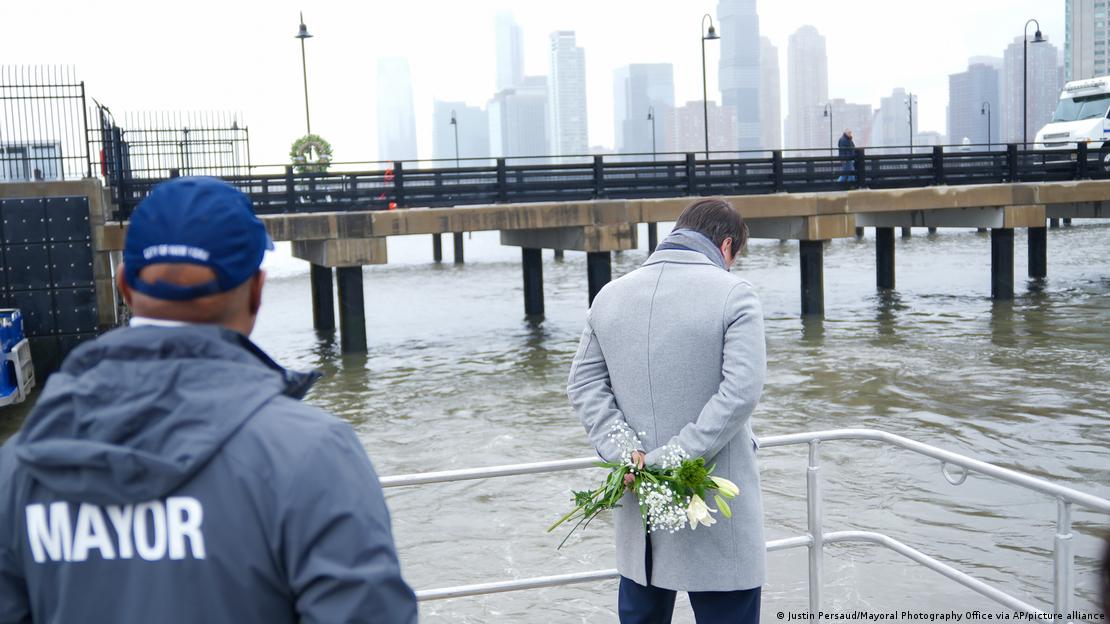 El alcalde de Nueva York, Eric Adams, se une a Joan Camprubí Montal, familiar de cinco de las víctimas que murieron en el accidente de helicóptero del río Hudson, en un homenaje el sábado 12 de abril de 2025 en Nueva York.