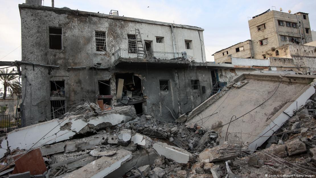 غزہ سٹی کے الاہلی ہسپتال پر اسرائیلی میزائلوں سے حملے کے بعد تباہی کا ایک منظر