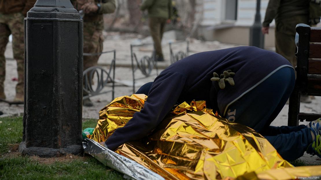 Krime të rënda ndaj popullatës civile në Ukrainë, një person duke qarë mbi një të vrarë në Sumi, Ukrainë