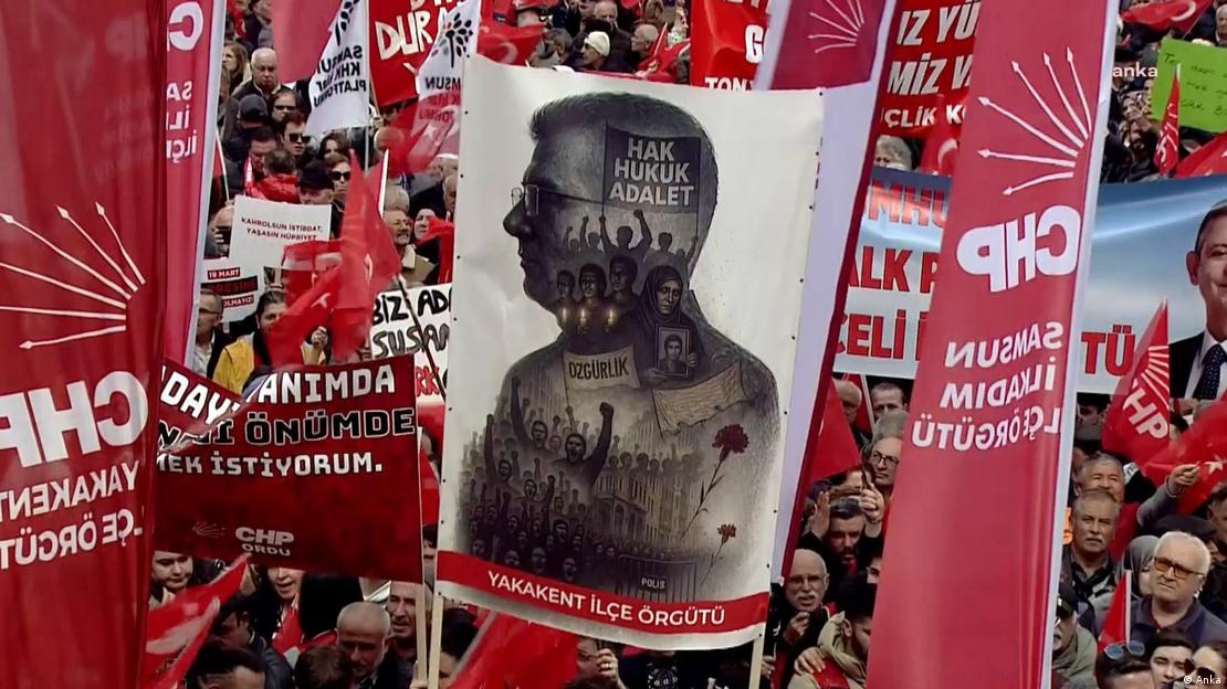 Samsun'da düzenlenen protesto gösterileri esnasında dalgalanan CHP bayrakları arasında hapsedilen İstanbul Büyükşehir Belediye Başkanı Ekrem İmamoğlu'nun resminin yer aldığı pankart Samsun'da düzenlenen protesto gösterileri esnasında dalgalanan CHP bayrakları arasında hapsedilen İstanbul Büyükşehir Belediye Başkanı Ekrem İmamoğlu'nun resminin yer aldığı pankart