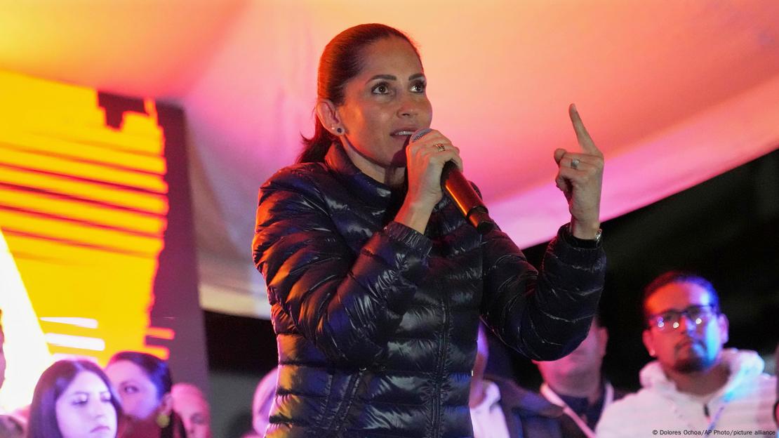 Candidata de esquerda Luisa González fala a apoiadores após divulgação dos primeiros resultados do segundo turno em Quito Candidata de esquerda Luisa González fala a apoiadores após divulgação dos primeiros resultados do segundo turno em Quito