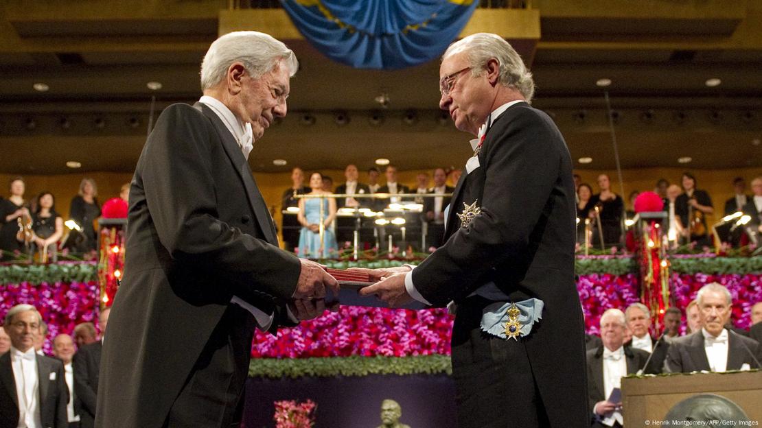 Mario Vargas Llosa recebe prêmio do rei Carlos 16° Gustav Mario Vargas Llosa recebe prêmio do rei Carlos 16° Gustav