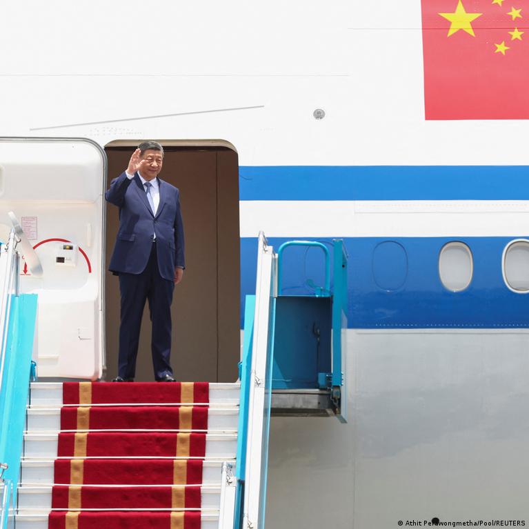 Southeast Asia walks tightrope between China and US – DW – 04/17/2025